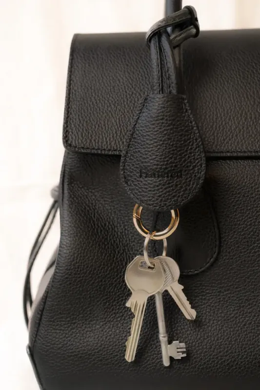 Lydia Tote Bag Grained Leather Black Flattered